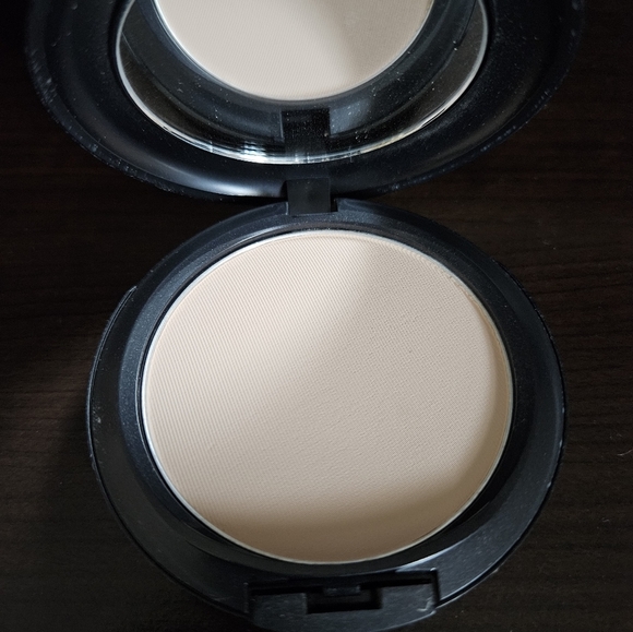 Mac STUDIO FIX POWDER PLUS FOUNDATION in NW20 (NIB) - Picture 2 of 5